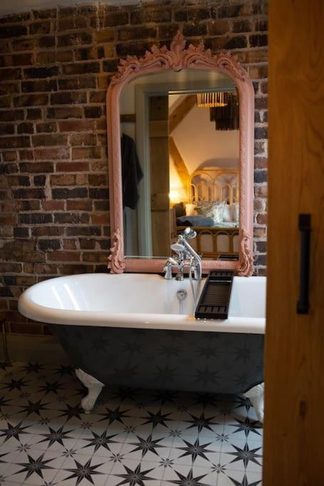 The Cart House - Beautiful Contemporary Barn - Hot Tub Apartment Bridgnorth Exterior photo