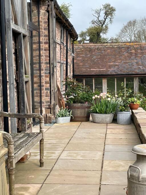 The Cart House - Beautiful Contemporary Barn - Hot Tub Apartment Bridgnorth Exterior photo