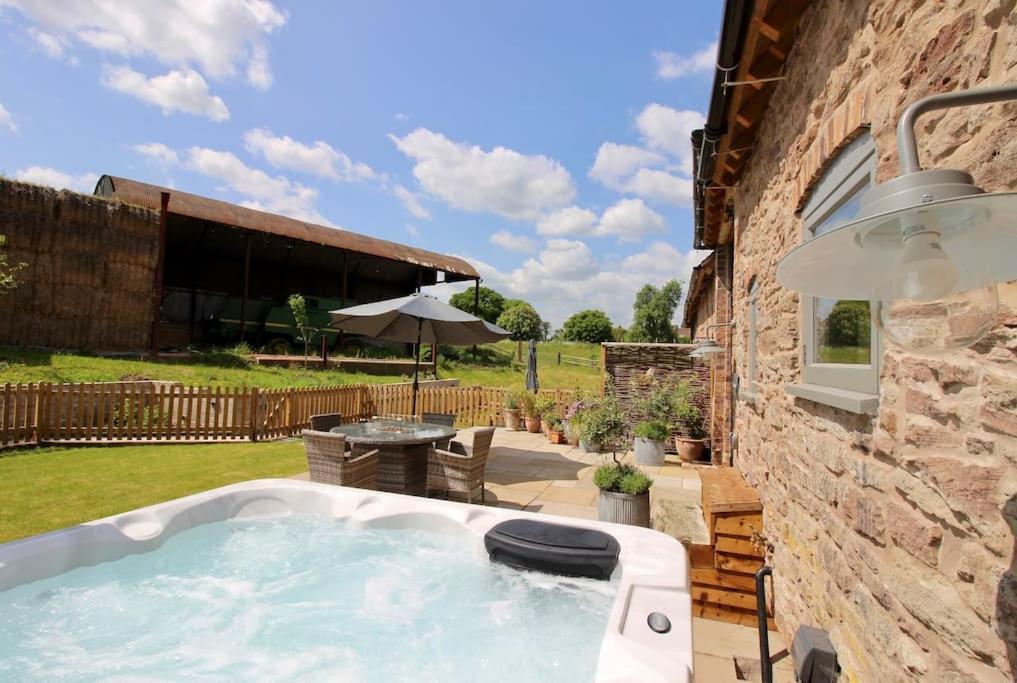 The Cart House - Beautiful Contemporary Barn - Hot Tub Apartment Bridgnorth Exterior photo